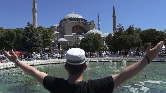Hari ini Hagia Sophia menggelar Salat Jumat. Ibadah tersebut menjadi kali pertama sejak 86 tahun berfungsi sebagai museum.