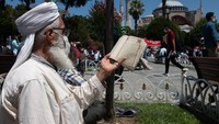 Dengan penetapan Hagia Sophia menjadi masjid, umat Islam di Turki dapat melangsungkan salat mulai 24 Juli 2020. Burak Kara/Getty Images.