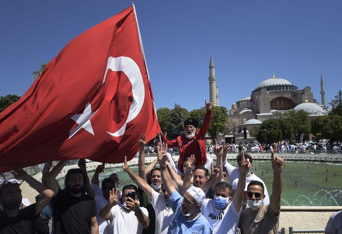 Hagia Sophia Gelar Salat Jumat Perdana Hari ini Hagia Sophia menggelar Salat Jumat. Ibadah tersebut menjadi kali pertama sejak 86 tahun berfungsi sebagai museum.