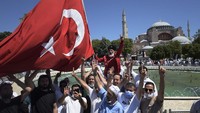Seperti diketahui, Hagia Sophia dibangun pertama kali sebagai gereja katedral oleh Kekaisaran Bizantium Kristen sejak 1500 tahun yang lalu. Kemudian, bangunan itu diubah statusnya menjadi masjid setelah penaklukan Konstantinopel oleh Ottoman pada 1453. Lalu, status Hagia Sophia diubah menjadi museum pada tahun 1934 dan ditetapkan sebagai situs Warisan Dunia oleh UNESCO. Seiring berjalannya waktu, Hagia Sophia menjadi salah satu tempat wisata yang paling sering dikunjungi wisatawan di Istanbul. AP Photo/Yasin Akgul.