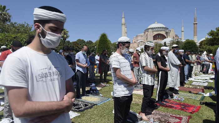 Hari ini Hagia Sophia menggelar Salat Jumat. Ibadah tersebut menjadi kali pertama sejak 86 tahun berfungsi sebagai museum.