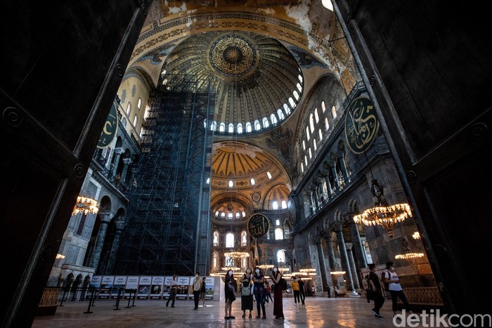 Setelah 86 tahun berfungsi sebagai museum, Hagia Sophia di Turki akan berubah menjadi masjid mulai hari ini. Salat Jumat pertama pun akan digelar siang ini, waktu setempat.