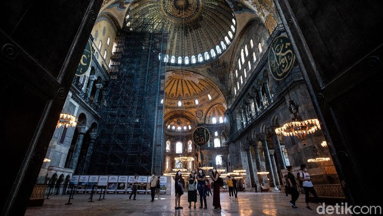 Hagia Sophia Siap Gelar Salat Jumat Perdana Setelah 86 tahun berfungsi sebagai museum, Hagia Sophia di Turki akan berubah menjadi masjid mulai hari ini. Salat Jumat pertama pun akan digelar siang ini, waktu setempat.