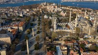 Karena diprediksi akan banyak orang yang melakukan salat di Hagia Sophia, beberapa jalan juga akan ditutup. Burak Kara/Getty Images.