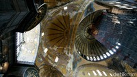 Wacana mengembalikan fungsi Hagia Sophia sebagai masjid sendiri dimulai kembali pada tahun 2005. Selama 15 tahun, terjadi perdebatan dalam pembahasan usulan tersebut sebelum akhirnya pengadilan mengetok palunya pada 2020 ini. Friedemann Vogel/Getty Images.