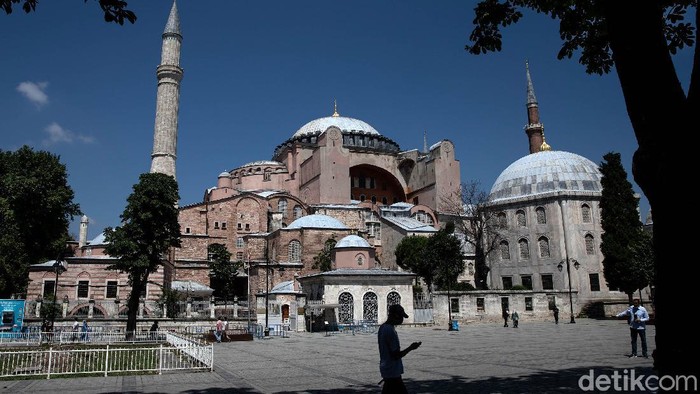 Setelah 86 tahun berfungsi sebagai museum, Hagia Sophia di Turki akan berubah menjadi masjid mulai hari ini. Salat Jumat pertama pun akan digelar siang ini, waktu setempat.
