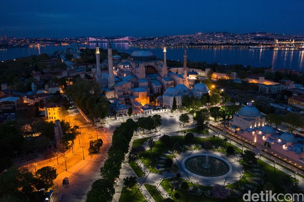 Turki juga memiliki banyak bangunan bersejarah yang kini dijadikan tempat wisata. Salah satunya Hagia Sophia. Getty Images. Turki juga memiliki banyak bangunan bersejarah yang kini dijadikan tempat wisata. Salah satunya Hagia Sophia. Getty Images.