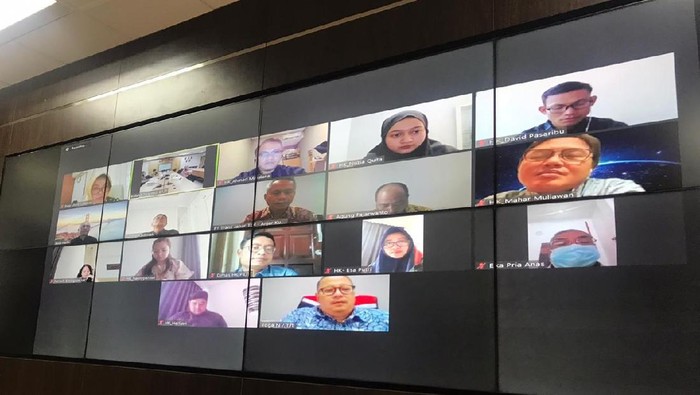 Public Expose Penawaran Umum Berkelanjutan Obligasi PT. Hutama Karya

(kiri ke kanan) Direktur Utama Jalan Tol PT. Hutama Karya Bambang Pramusinto, Direktur Utama  PT. Hutama Karya I Gusti Ngurah Putra dan Direktur Keuangan  PT. Hutama Karya Anis Anjayani menjawab pertanyaan wartawan sesaat setelah berlangsungnya Due Dilligence Meeting & Public Expose Penawaran Umum Berkelanjutan Obligasi I di Jakarta, Rabu (16/11/2016). PT Hutama Karya (Persero) melangsungkan acara Due Dilligence Meeting & Public Expose Penawaran Umum Berkelanjutan Obligasi I Hutama Karya Tahun 2016 dalam rangka mendukung pendanaan untuk pembangunan Jalan Tol Trans-Sumatera. Grandyos Zafna/detikcom