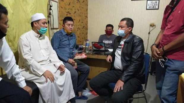 Imam masjid (menggunakan jubah putih) yang di tusuk di Pekanbaru, Riau.