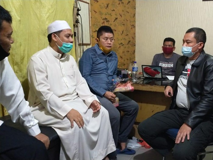 Imam masjid (menggunakan jubah putih) yang di tusuk di Pekanbaru, Riau.