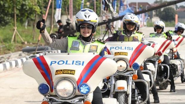Iptu Martha Catur Wurihandini atraksi di atas moge