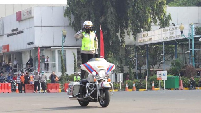 Iptu Martha Catur Wurihandini atraksi di atas moge