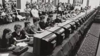 Zaman sekarang kita bisa mabar game dari ponsel dengan orang lain di belahan Bumi lain. Nah, ini adalah gambaran mabar pakai komputer di tahun 1980. Saat itu digelar National Space Invaders Championship yang dihadiri lebih dari 10.000 peserta. Foto: via Daily Forest