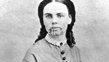 Seorang gadis bernama Olive Ann Oatman diculik bersama saudara perempuannya oleh suku asli Amerika saat berusia 14 tahun. Dia diadopsi kepala Mohave dan tumbuh dengan suku tersebut. Bekas asuhannya antara lain tato di dagunya. Bertahun-tahun kemudian tersebar berita tentang seorang gadis kulit putih yang hidup dengan sebuah suku. Akhirnya dia berhasil kembali ke keluarganya dengan tebusan selimut dan kuda. Foto: via Daily Forest