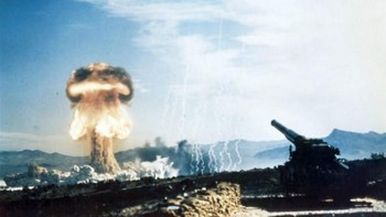 Jika kalian kebetulan berada di lokasi uji coba nuklir Nevada pada masa ketika foto ini diambil, kalian mungkin tidak akan bisa melarikan diri dari ledakan ini. Dari titik ledakan ke kamera yang mengambil gambar tersebut, terasa gelombang kejut yang punya kecepatan 16 milidetik. Foto: via Daily Forest