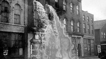 Kucuran seperti air terjun ini merupakan bir. Foto ini memperlihatkan peristiwa ketika polisi menemukan tempat pembuatan bir palsu di Detroit, AS. Polisi menembaknya hingga bir mengucur deras keluar gedung seperti air terjun. Foto: via Daily Forest
