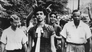 Hukum saja terkadang tidak cukup untuk mengubah kenyataan. Ketika konstitusi Amerika akhirnya mengizinkan orang Afrika-Amerika untuk bersekolah di sekolah kulit putih, situasi tidak banyak berubah. Dorothy Counts pada foto ini, adalah orang pertama yang sekolah di sekolah orang-orang kulit putih. Tapi terlalu banyak intimidasi dialaminya sehingga Counts memilih keluar dari sana setelah sempat bersekolah selama 4 hari. Foto: via Daily Forest