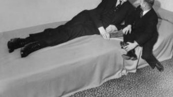 Robert Wadlow adalah pria tertinggi di dunia sehingga dijuluki The Alton Giant dan Giant of Illinois. Dia memiliki kaki yang panjang seperti terlihat pada foto ini. Foto: via Daily Forest