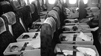 Peristiwa ini dinamakan Operation Babylift dan berlangsung pada 12 April 1975. Setelah Perang Vietnam, banyak bayi Vietnam menjadi yatim piatu. Pemerintah AS mengambil tindakan dengan menerbangkan bayi-bayi tersebut ke Amerika untuk kemudian diadopsi warga AS, Australia, Kanada, dan Prancis. Foto: via Daily Forest