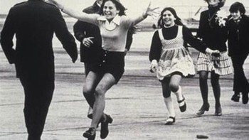 Operation Homecoming adalah peristiwa kembalinya para tentara AS dengan imbalan Viet Cong pada tahun 1970-an. Foto pilot pesawat tempur Letnan Kolonel Robert Stirm yang bersatu kembali dengan keluarganya setelah 6 tahun ini, memenangkan penghargaan dan dikenal dengan momen Burst of Joy. Foto: via Daily Forest