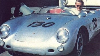 James Dean, seorang aktor ternama AS pada masanya dipuja banyak orang. Ini adalah foto terakhirnya sebelum meninggal di sebuah pom bensin pada tahun 1955. Beberapa jam kemudian, dia meninggal dalam kecelakaan mobil yang tragis. Foto: via Daily Forest