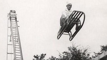 Taman bermain seharusnya menjadi tempat yang menyenangkan. Tapi tidak demikian di hari yang terekam kamera foto berikut ini. Laki-laki dalam foto adalah tahanan terpidana mati AS yang ditugaskan mengecek keselamatan roller coaster di tahun 1958. Selamat atau tidak? Kita tahu apa yang terjadi. Foto: via Daily Forest