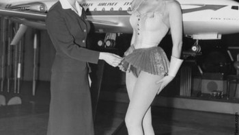 Pramugari sebuah maskapai kini dikenali dengan pakaian ikonik mereka. Tapi tahukah kalian, zaman dulu seragam mereka tidak seperti sekarang. Dalam foto ini adalah Brigitta Lindman, pramugari maskapai penerbangan Swedia yang sedang mengecek seorang gadis yang menggunakan seragam yang mirip dengan milik maskapainya di Swedia pada tahun 1959. Foto: via Daily Forest