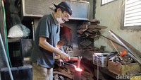 Menjelang Idul Adha, perajin pisau tersebut kebanjiran pesanan. Pesanan datang dari berbagai daerah hingga luar Jawa.