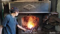 Sumardi yang biasa dipanggil Mbah Mardi membuat pisau menggunakan besi berkualitas baik. 