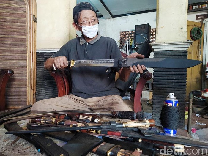 Jelang Idul Adha, Perajin Pisau di Magelang Kebanjiran Order Menjelang Idul Adha perajin pisau di Magelang, kebanjiran pesanan. Pesanan tersebut datang dari berbagai daerah hingga luar Jawa.