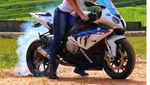 Jociselinke, Si Pirang Seksi Asal Brasil Penunggang Motor-motor Gede