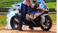 Tentu perlu keseimbangan, sebab burnout merupakan tehnik melepas gas dengan kombinasi rem. Kunci dari atraksi ini, ban akan tergerus habis bergesekan dengan aspal karena tergerus aspal dalam rpm motor yang tinggi. Hasilnya, keluar kepulan asap dari roda belakang karena terbakarnya ban. Seperti yang dilakukan wanita ini. Foto: instagram @jociselinke