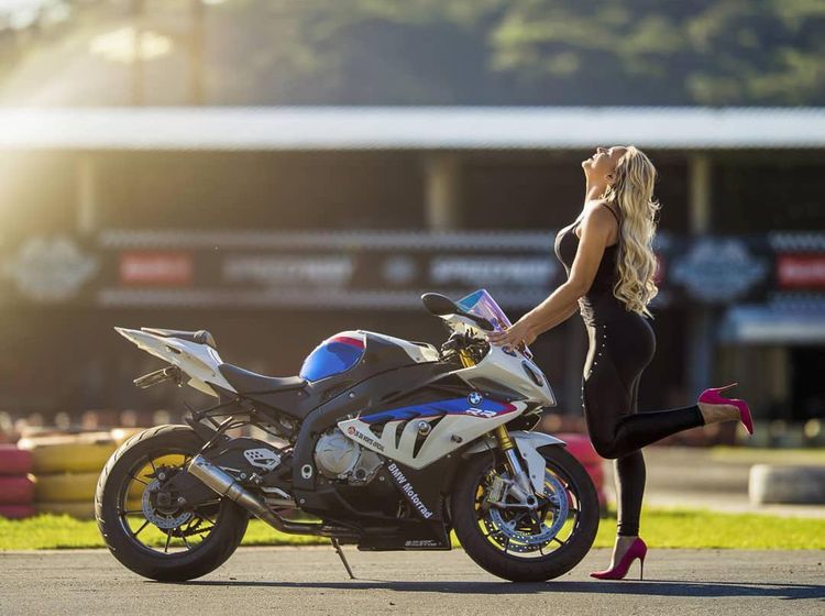 Jociselinke, Si Pirang Seksi Asal Brasil Penunggang Motor-motor Gede