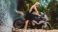 Bahkan diajak burnout juga di air. Foto: instagram @jociselinke