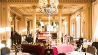 Cafe de la Paix berlokasi di persimpangan Boylevard des Capucines. Bangunan klasik ini dirancang oleh arsitek Alfred Armand yang juga mendesain InterContinental Paris Le Grand Hotel.  Foto: instagram @cafedelapaix