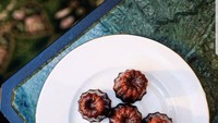 Salah satu kue Prancis yang tak boleh dilewatkan adalah madeline. Cake mungil beraroma butter ini jadi salah satu signature di kafe ini. Foto: instagram @cafedelapaix