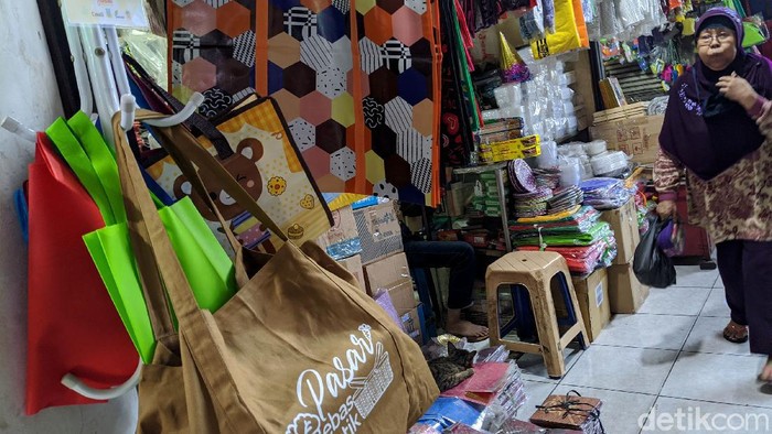 Warga beraktivitas di Pasar Tebet Barat, Jakarta Selatan, Jumat, (24/7/2020). Pemprov DKI terus memberikan edukasi tentang belanja ramah lingkungan dengan menghindari penggunaan kantong plastik. Pemerintah Provinsi DKI Jakarta telah memberlakukan kebijakan larangan kantong plastik terhitung mulai 1 Juli 2020, kebijakan ini diatur dalam Peraturan Gubernur (Pergub) Nomor 142 Tahun 2019 tentang Kewajiban Penggunaan Kantong Belanja Ramah Lingkungan pada pusat perbelanjaan, toko swalayan dan pasar rakyat.