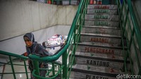 Sosialisasi penggunakan kantong ramah lingkungan terus digalakkan di Pasar Tebet Barat, Jakarta Selatan.