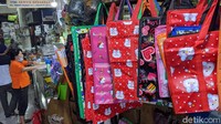 Seperti diketahui, Pemprov DKI Jakarta telah memberlakukan kebijakan larangan kantong plastik terhitung mulai 1 Juli 2020. Kebijakan ini diatur dalam Pergub Nomor 142 Tahun 2019 tentang Kewajiban Penggunaan Kantong Belanja Ramah Lingkungan pada pusat perbelanjaan, toko swalayan dan pasar rakyat.