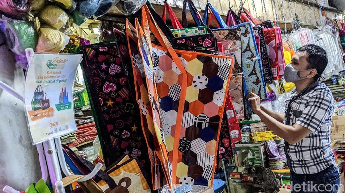 Kampanye Belanja Tanpa Kantong Plastik Warga beraktivitas di Pasar Tebet Barat, Jakarta Selatan, Jumat, (24/7/2020). Pemprov DKI terus memberikan edukasi tentang belanja ramah lingkungan dengan menghindari penggunaan kantong plastik. Pemerintah Provinsi DKI Jakarta telah memberlakukan kebijakan larangan kantong plastik terhitung mulai 1 Juli 2020, kebijakan ini diatur dalam Peraturan Gubernur (Pergub) Nomor 142 Tahun 2019 tentang Kewajiban Penggunaan Kantong Belanja Ramah Lingkungan pada pusat perbelanjaan, toko swalayan dan pasar rakyat.