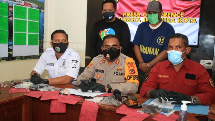 Kapolresta Jayapura Kota AKBP Gustav R. Urbinas, saat menjelaskan soal penangkapan bandar sabu yang memiliki senjata api.
