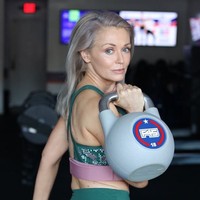 Tubuh Kathy Jacobs memang membuat kagum di usianya yang sudah memasuki paruh baya. Ternyata diet dan olahraga jadi rahasianya. Dia mengungkapkan jarang makan karbohidrat seperti roti, pasta, kentang atau nasi dan lebih suka konsumsi buah-buahan serta protein. Kathy juga menyempatkan olahraga minimal 4 kali seminggu. Foto: Instagram @ageisbeauty/Sports Illustrated