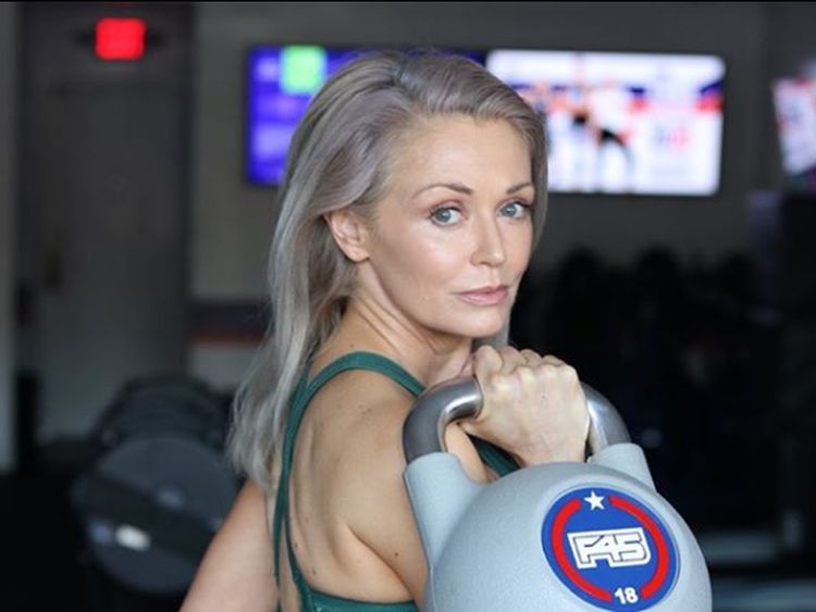 Foto: Potret Seksi Wanita yang Terpilih Jadi Model Bikini di Usia 56 Tahun