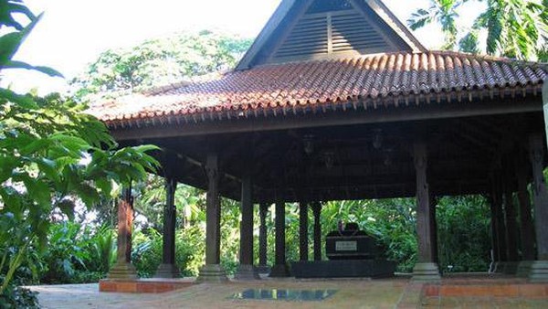 Terlepas dari kebenaran pastinya, pihak kolonial pun tetap mengakui makam tersebut sebagai tempat peristirahatan sang Sultan. Lokasinya pun ada di Fort Canning Hill atau yang dahulu bernama Bukit Larangan (National Library Board Singapore)