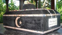 Dahulu, Bukit Larangan memang dipercaya sebagai tempat tinggal dari Sultan Iskandar Shah. Makam itu pun dipercaya sebagai salah satu situs sejarah tertua di sana (National Library Board Singapore)