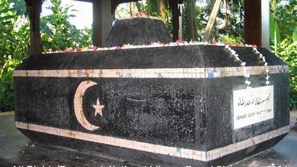 Dahulu, Bukit Larangan memang dipercaya sebagai tempat tinggal dari Sultan Iskandar Shah. Makam itu pun dipercaya sebagai salah satu situs sejarah tertua di sana (National Library Board Singapore) Dahulu, Bukit Larangan memang dipercaya sebagai tempat tinggal dari Sultan Iskandar Shah. Makam itu pun dipercaya sebagai salah satu situs sejarah tertua di sana (National Library Board Singapore)
