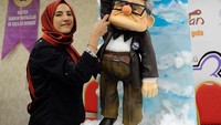 Karakter kakek di film UP juga dibuat sangat mirip oleh baker cantik asal Turki ini. Sambil memegang balon, seluruh detail dari kakek Carl terlihat mirip aslinya. Foto: Instagram @redrosecake_tubageckil