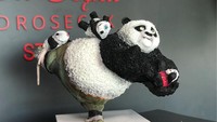 Kungfu Panda juga berhasil dibuat sangat mirip oleh Tuba Geckil. Si Panda terlihat membawa 2 panda kecil di atas tubuhnya. Foto: Instagram @redrosecake_tubageckil