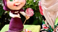 Si lucu Marsha dari animasi Marsha and The Bear terlihat menggemaskan ketika dibuat oleh Tuba Geckil. Mulai dari wajah, rambut, pakaian, dan permennya. Foto: Instagram @redrosecake_tubageckil