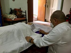 Kedekatan La Nyalla dengan Ibunda dan Pesan yang Selalu Diingat